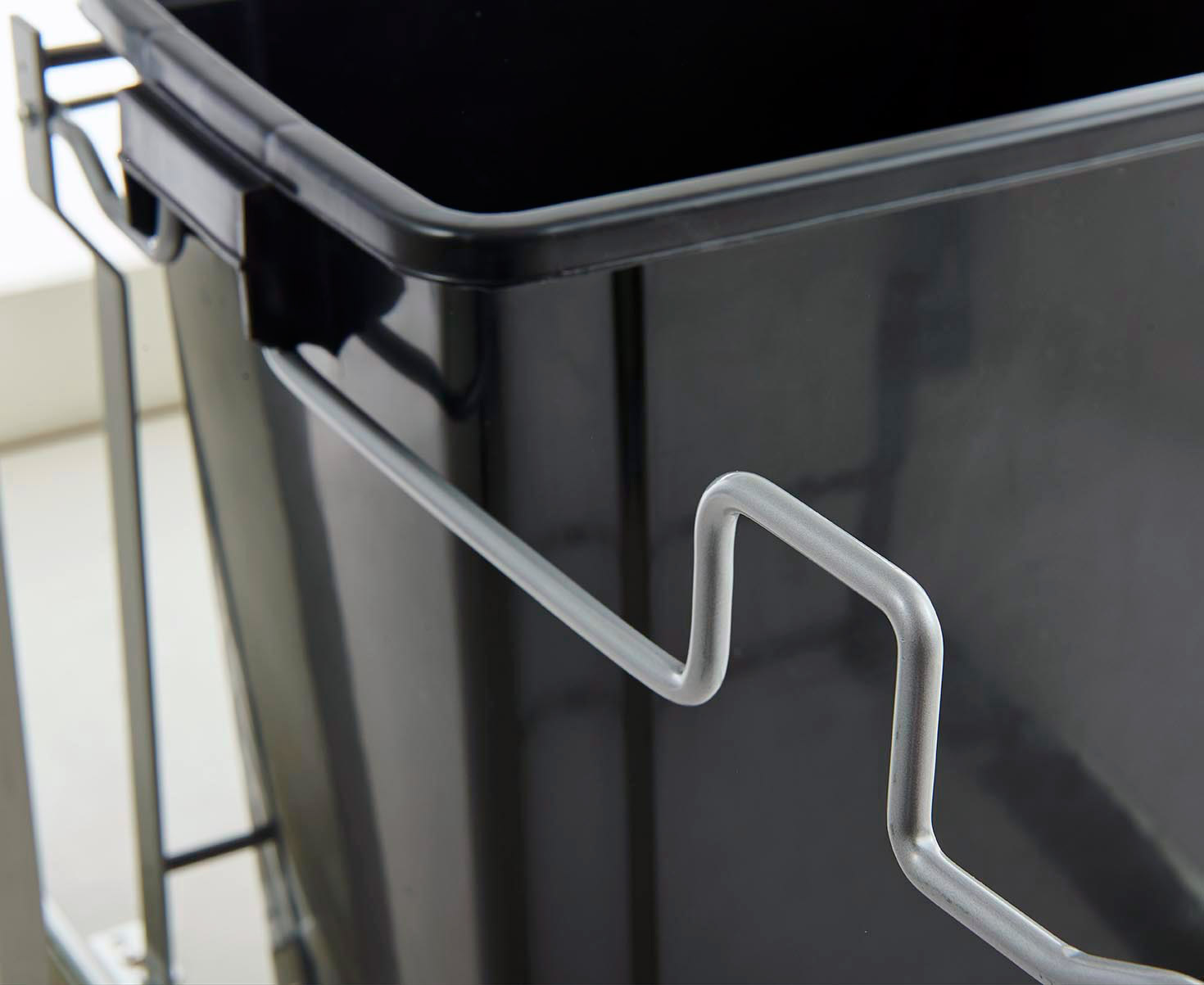 Single Dustbin — detail